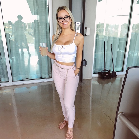 Meet your Posher, Lia - Picture 3 of 4